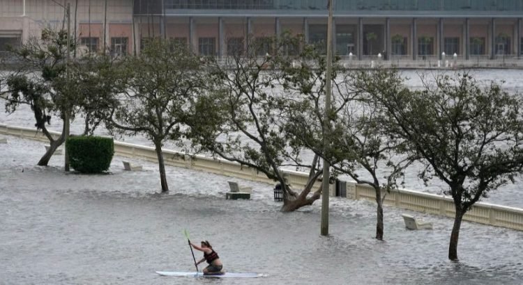 Florida azotada por el huracán Idalia, que se debilita al tocar tierra
