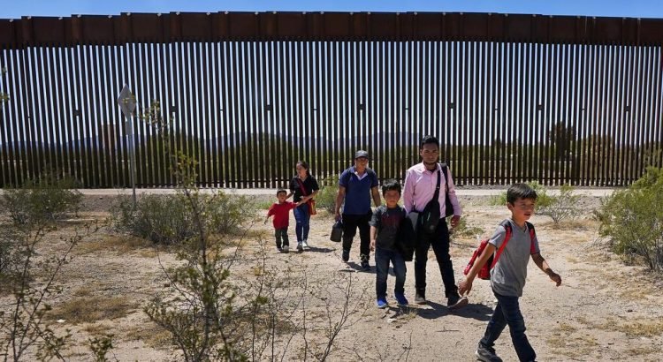 Aumento sin precedentes de migrantes de todo el mundo cruzando el desierto de Arizona hacia EE. UU.