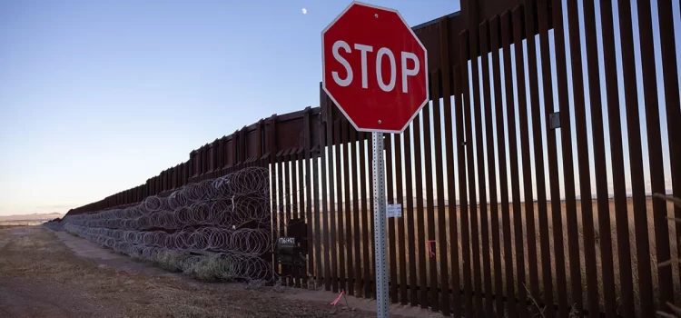 Autoridades de condado fronterizo de Arizona piden ayuda por liberación de migrantes buscando asilo