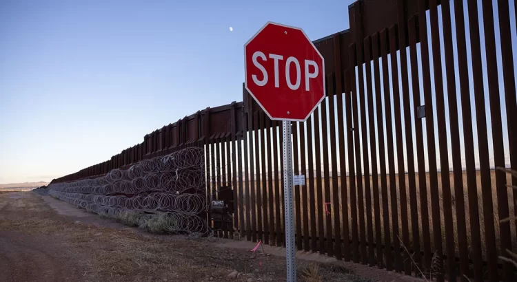 Autoridades de condado fronterizo de Arizona piden ayuda por liberación de migrantes buscando asilo