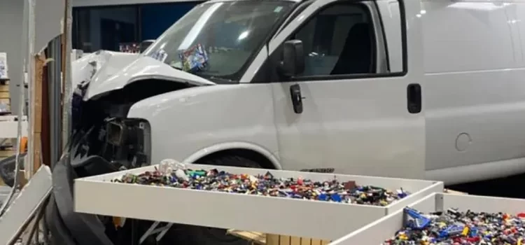 Chocó su camioneta contra tienda de Lego