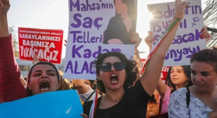 Intenta Irán sofocar protestas feministas