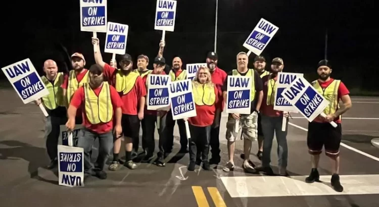 Trabajadores automotrices en huelga amenazan con paro en más plantas si no hay avances