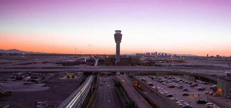 Trabajadores del aeropuerto Phoenix Sky Harbor votan a favor de huelga por condiciones laborales precarias