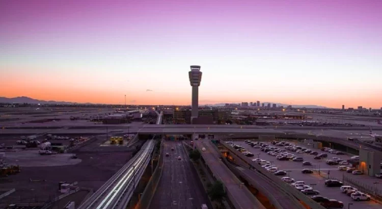 Trabajadores del aeropuerto Phoenix Sky Harbor votan a favor de huelga por condiciones laborales precarias