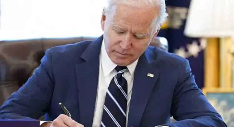 Firma Biden orden ejecutiva para controlar el desarrollo de la IA