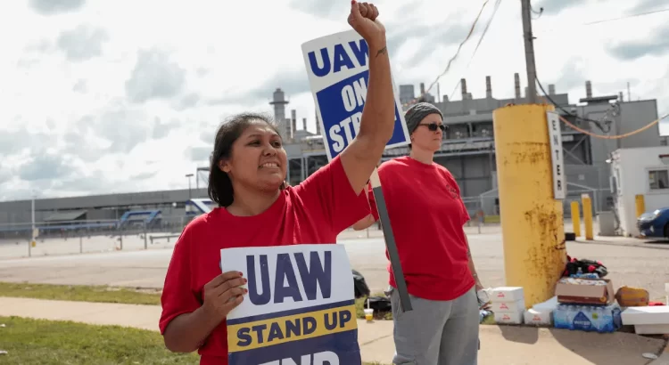 Huelga en el sector automotriz de Estados Unidos: Biden apoya a trabajadores mientras empresas resisten demandas