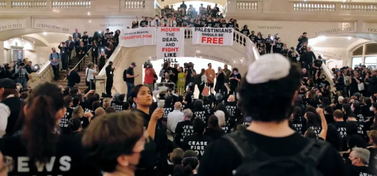 Manifestantes judíos exigen alto al fuego en Gaza y son detenidos en Nueva York