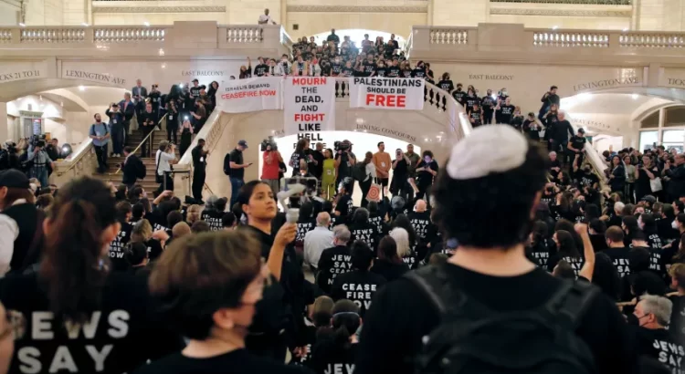 Manifestantes judíos exigen alto al fuego en Gaza y son detenidos en Nueva York