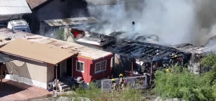 Voraz incendio deja a 10 personas desplazadas en área de casas móviles en Phoenix