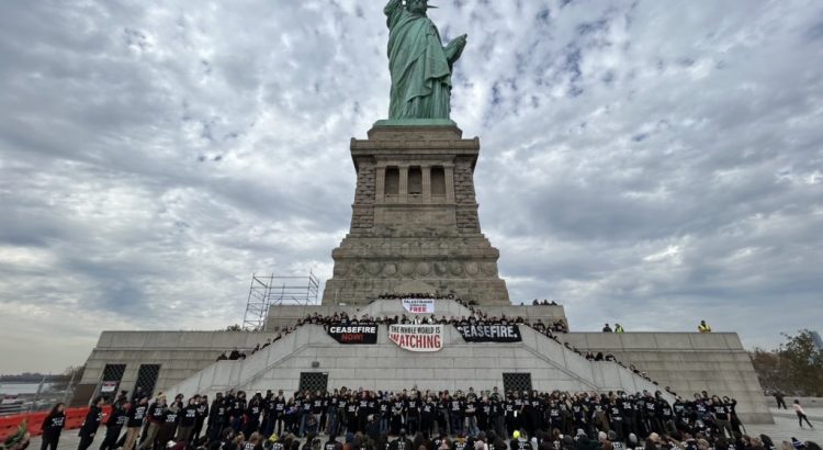 Activistas judíos ocupan la Estatua de la Libertad en Nueva York exigiendo el fin de los bombardeos en Gaza