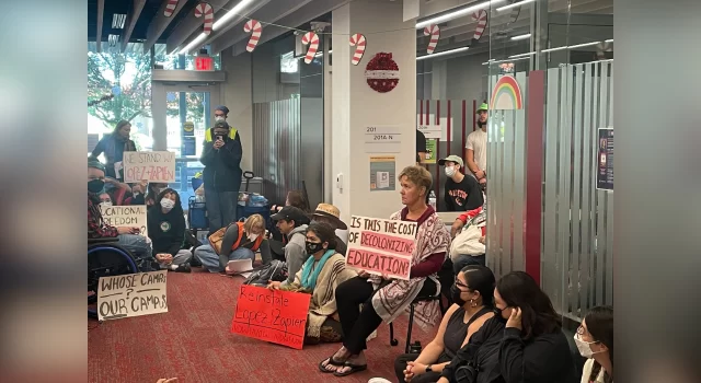 Estudiantes de la Universidad de Arizona exigen la reintegración de profesores tras conferencia controversial