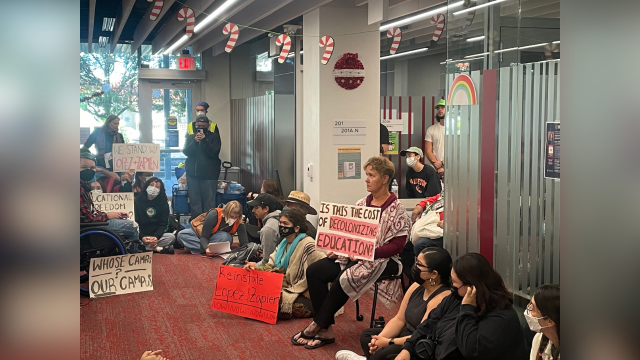 Estudiantes de la Universidad de Arizona exigen la reintegración de profesores tras conferencia controversial