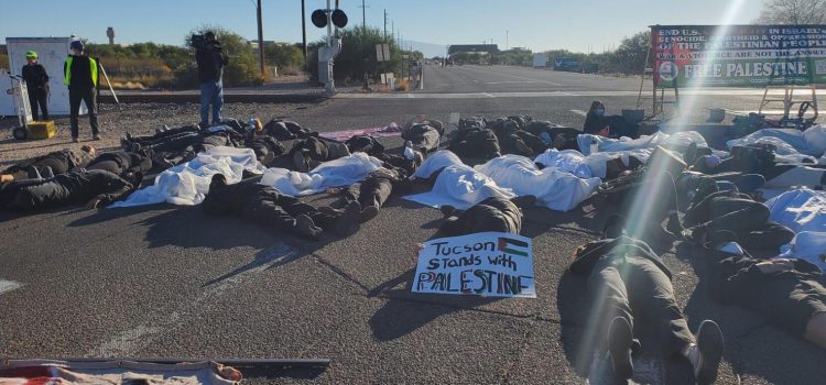 Manifestantes bloquean entrada a oficina de Raytheon en Tucson en protesta por envíos de armas a Israel