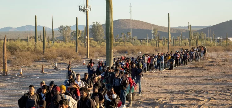 Gobernadora de Arizona despliega Guardia Nacional ante crisis fronteriza