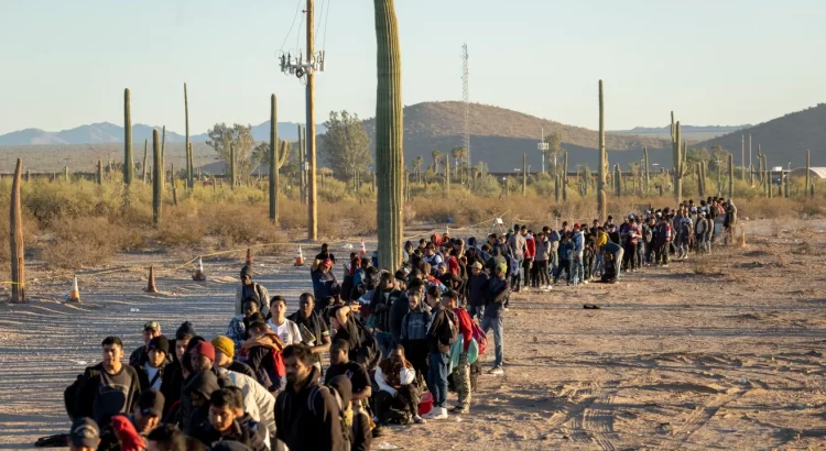 Gobernadora de Arizona despliega Guardia Nacional ante crisis fronteriza