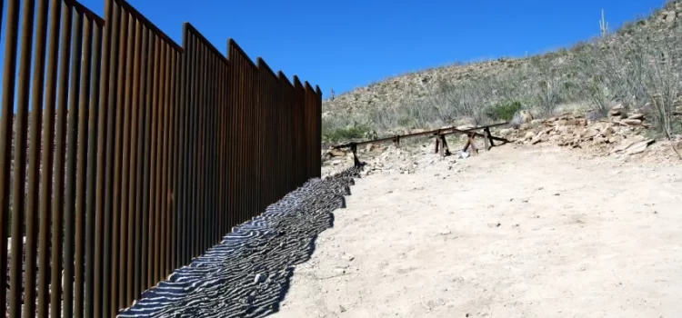 Hombres armados cruzan el muro entre Sonora y Arizona