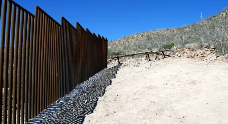 Hombres armados cruzan el muro entre Sonora y Arizona