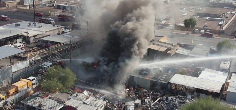 Incendio masivo de llantas en Phoenix desafía a los bomberos