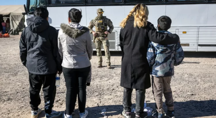 Juez federal prohíbe separación de familias migrantes en la frontera de EE.UU.