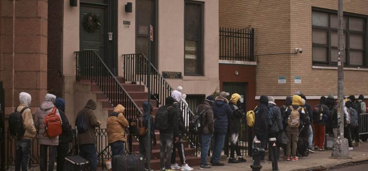 Migrantes en Nueva York afrontan desalojos en pleno invierno