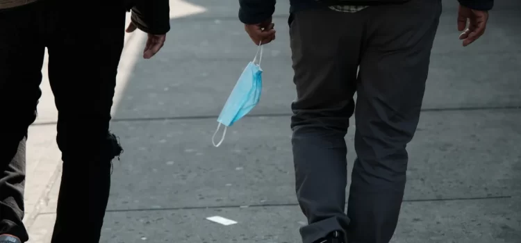 Hospitales de EE. UU. reinstauran uso obligatorio de mascarillas