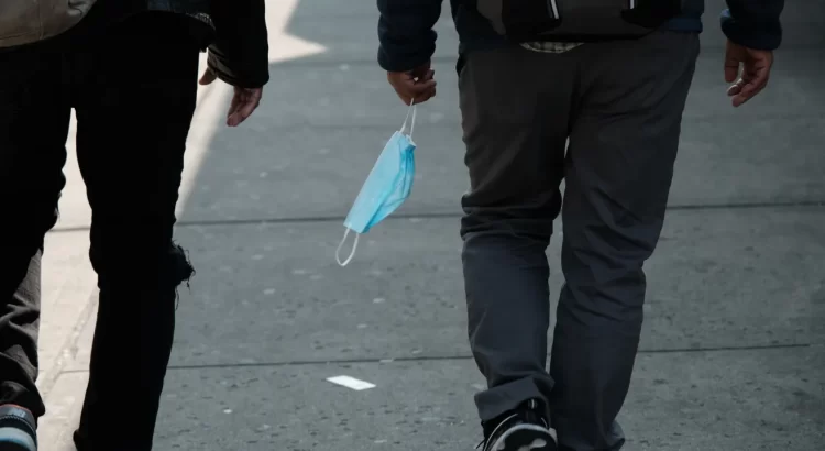 Hospitales de EE. UU. reinstauran uso obligatorio de mascarillas