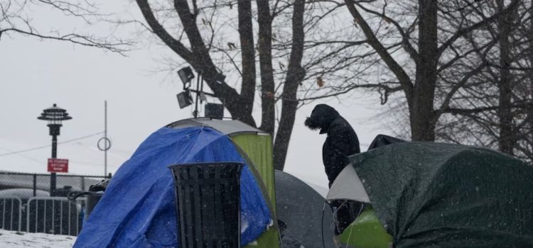 Migrantes acampan frente a albergue en Nueva York debido a la escasez de camas