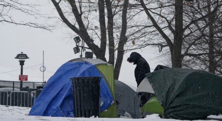 Migrantes acampan frente a albergue en Nueva York debido a la escasez de camas