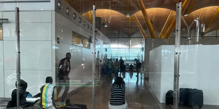 Atestado de migrantes africanos el Aeropuerto de Madrid