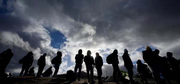 Caen a la mitad arrestos por cruces ilegales en frontera EE. UU.-México en enero