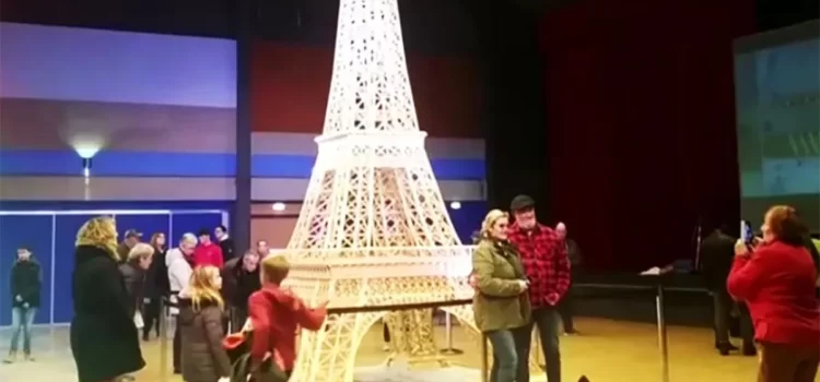 Entró al Guinness por construir una torre Eiffel con cerillos