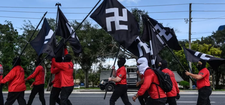 Neonazis marchan en Nashville, generando confrontación y críticas