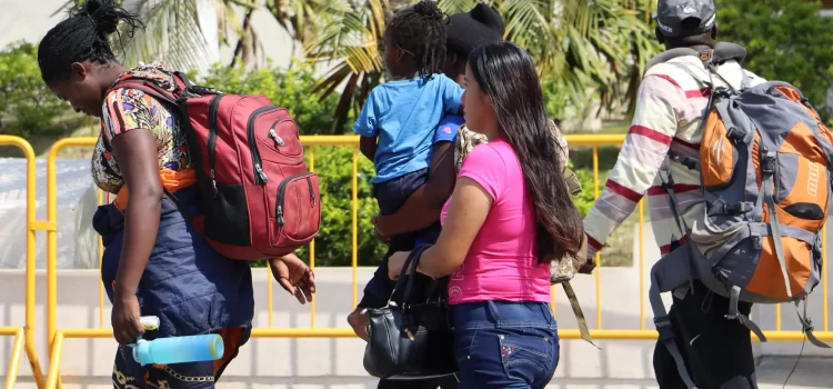 Nueva York implementa programa de tarjetas prepagadas para familias migrantes