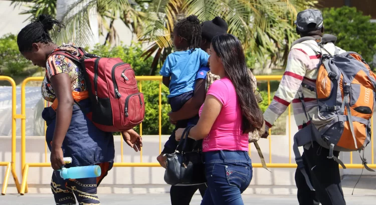 Nueva York implementa programa de tarjetas prepagadas para familias migrantes