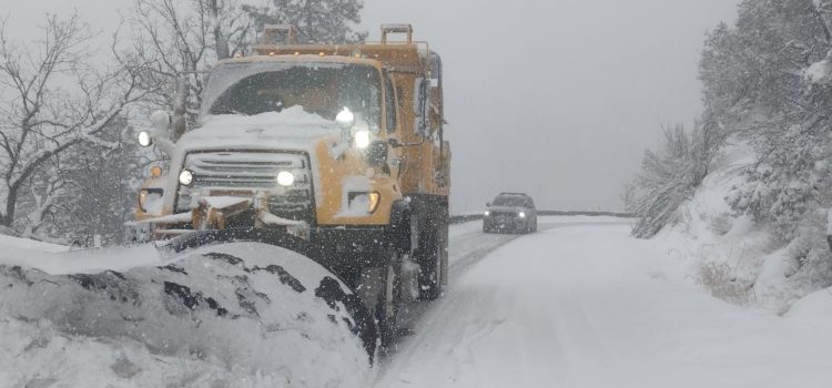 Tormenta invernal causa cierres de carreteras en el norte de Arizona