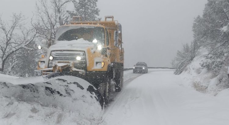 Tormenta invernal causa cierres de carreteras en el norte de Arizona