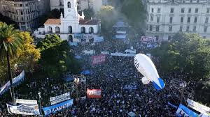 Protesta masiva en Argentina por recortes a la universidad pública