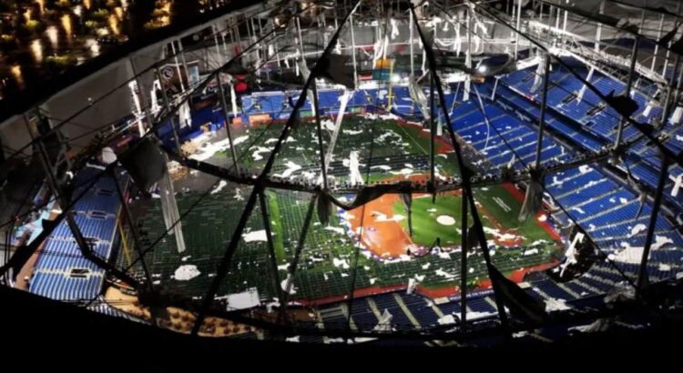 Vientos del huracán Milton destruyen el techo del Tropicana Field en St. Petersburg