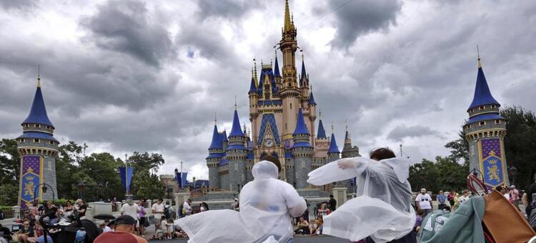 Disney y Universal toman medidas ante el avance del huracán Milton en Florida