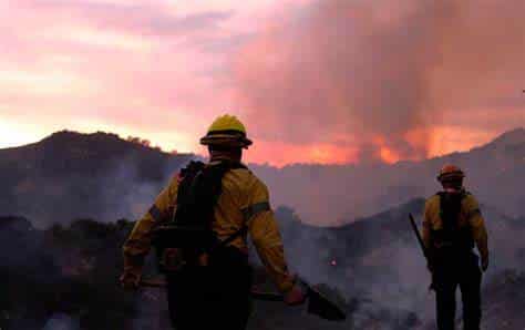 Ascienden a 10 los muertos por incendios en Los Ángeles