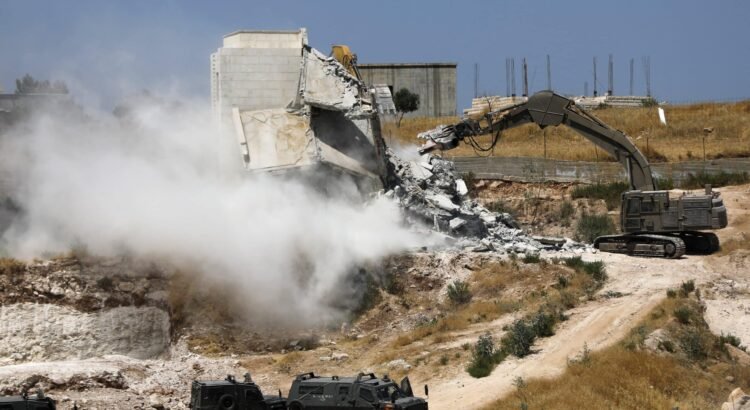 Israel demuele una aldea palestina en Cisjordania