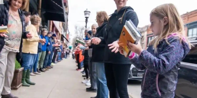 Con cadena humana transportaron más de 9 mil libros en dos horas