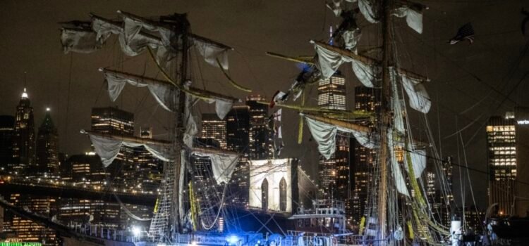 Buque de la escuela  Cuauhtémoc de la Marina de México choca contra puente de Brooklyn