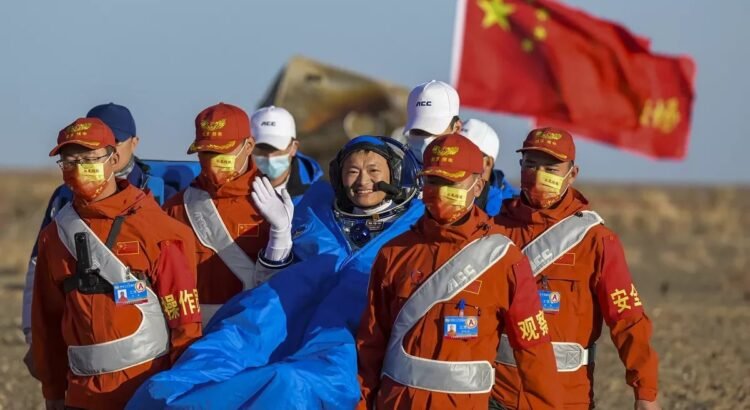 Astronautas chinos regresan a la Tierra tras seis meses en órbita