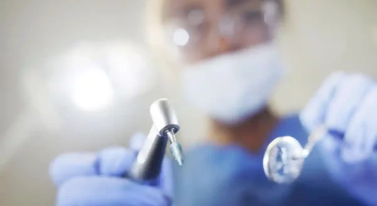 Ejercía como dentista con conomientos aprendidos en videos de YouTube