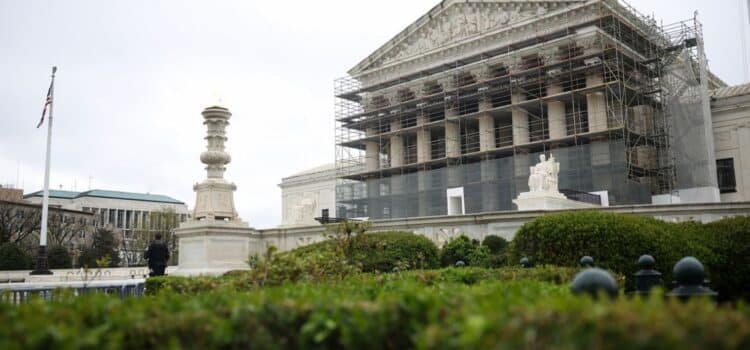 Corte Suprema de EE.UU. limita la capacidad de los tribunales para emitir órdenes judiciales a nivel nacional