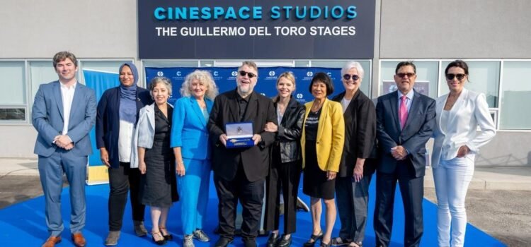 Guillermo del Toro recibe llave de la ciudad de Toronto