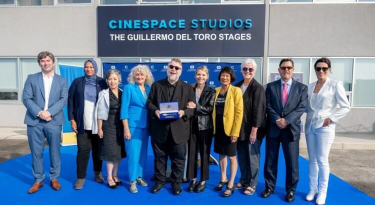 Guillermo del Toro recibe llave de la ciudad de Toronto Guillermo del Toro recibe llave de la ciudad de Toronto