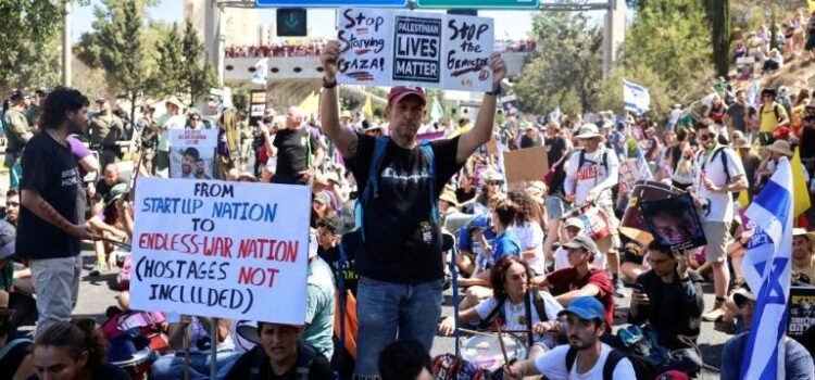 Miles de israelíes bloquean las calles como protesta